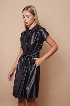 Kadın Hafif Likralı Ekolojik Deri Yakalı Düşük Omuzlu Yan Cepli Düğmeli Diz Boy Elbise-Siyah