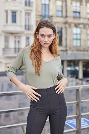 Kadın V Yaka Omuzu Dekolteli Kapri Truvakar Kol Hafif Likralı Kumaş Bluz-Haki