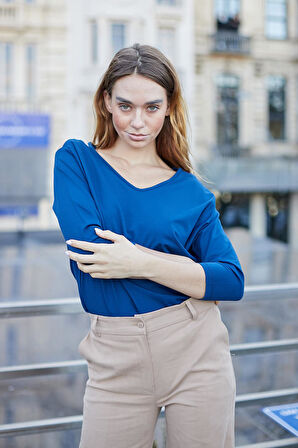 Kadın V Yaka Omuzu Dekolteli Kapri Truvakar Kol Hafif Likralı Kumaş Bluz-Lacivert 