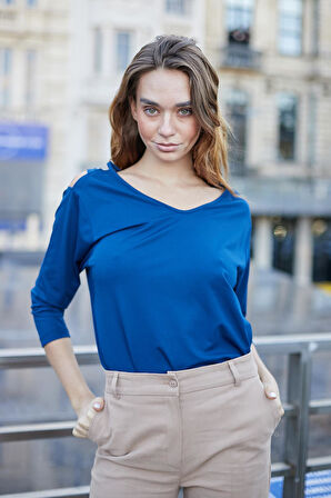Kadın V Yaka Omuzu Dekolteli Kapri Truvakar Kol Hafif Likralı Kumaş Bluz-Lacivert 