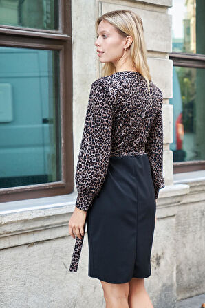 Yandan Ayarlanabilir Bağlamalı Kruvaze Uzun Kol Hafif Likralı Kumaş Diz Boy Elbise-Leopar