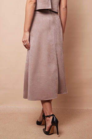 Kadın Hafif Likralı Kadife Kumaş Alman Cepli Dizde Düğmeli Yırtmaçlı Midi Boy Uzun Etek-Bej