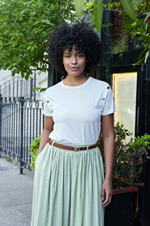 Kadın Kaliteli Modal Kumaş Sıfır Yaka Düğme Aksesuarlı Kısa Kol T-shirt Bluz-Krem