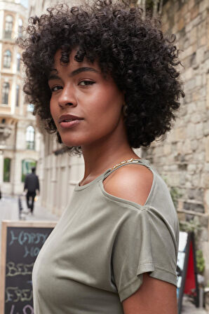 Kadın Modal Penye Geniş Sıfır Yaka Omuzu Dekolteli Aksesuarlı Düşük Omuz Bluz-Haki