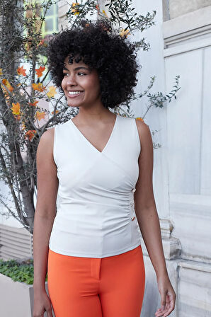 Kadın Likralı Şık Kumaş Anvelop Kruvaze Büzgülü Düğme Aksesuarlı Kolsuz Body Bluz-Taş