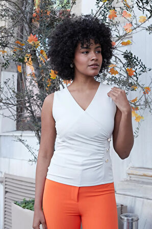 Kadın Likralı Şık Kumaş Anvelop Kruvaze Büzgülü Düğme Aksesuarlı Kolsuz Body Bluz-Taş