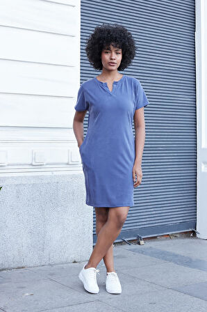 Kadın Modal İpeksi Hafif Esnek Kumaş Geniş Sıfır Yaka Patlı Düşük Omuzlu Yan Cepli Diz Boy Elbise-İndigo