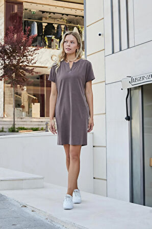 Kadın Modal İpeksi Hafif Esnek Kumaş Geniş Sıfır Yaka Patlı Düşük Omuzlu Yan Cepli Diz Boy Elbise-Kahve