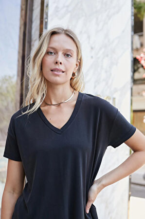 Kadın İpeksi Modal Penye Esnek Kumaş V Yaka Düşük Omuzlu Kısa Kol T-shirt Bluz-Siyah