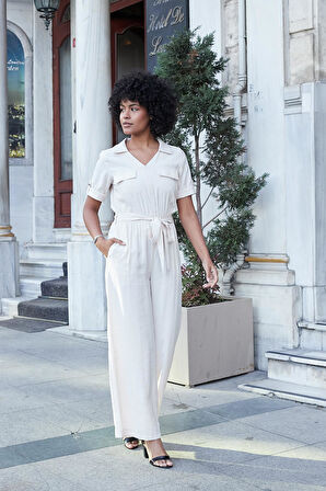 Kadın İpeksi Modal Kumaş Yakalı Cep Kapaklı Önü Fermuarlı Beli Lastikli Kısa Kol Bol Paça Tulum-Bej