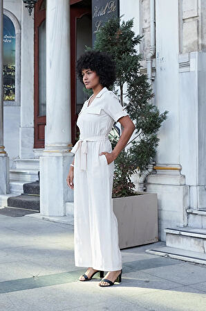 Kadın İpeksi Modal Kumaş Yakalı Cep Kapaklı Önü Fermuarlı Beli Lastikli Kısa Kol Bol Paça Tulum-Bej