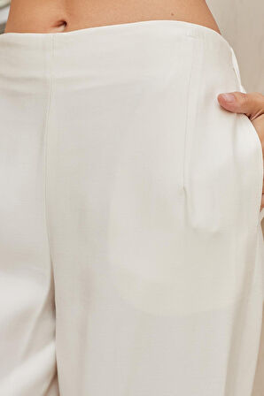 Kadın İpeksi Dokulu Modal Yüksek Bel Yan Cepli Arkası Lastikli Bol Paça Salaş Palazzo Pantolon-Krem 