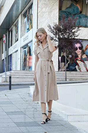 Kadın İpeksi Modal Kumaş Yakalı Düşük Omuzlu Apoletli Yan Cepli Kemerli Dİz Altı Boy Uzun Elbise-Camel