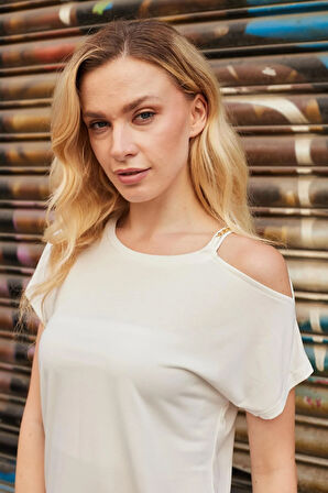 Kadın Modal Penye Geniş Sıfır Yaka Omuzu Dekolteli Aksesuarlı Düşük Omuz Bluz-Krem 