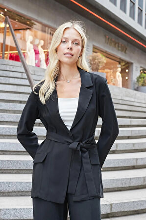 Kadın İpeksi Modal Kumaş Yakalı Cep Kapaklı Kolları Düğmeli Bağcıklı Uzun Blazer Baharlık Ceket-Siyah