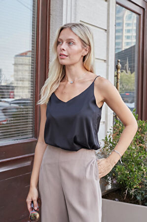 Kadın İpeksi Dokulu Saten Kumaş İp Askılı Bluz-Siyah