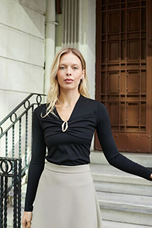 Kadın Hafif Parlak Şık Esnek Kumaş V Yaka Önü Büzgülü Aksesuarlı Uzun Kol Bluz-Siyah