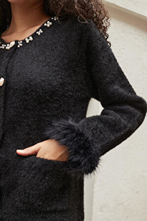 Kadın Akası İncili Kolu Kürklü Cepli Kalın İpeksi Triko Hırka-Siyah