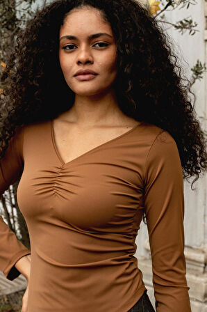 Kadın Likralı Esnek Hafif Parlak Kumaş V Yaka Büzgülü Uzun Kol Asimetrik Bluz-Kahve