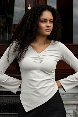 Kadın Likralı Esnek Hafif Parlak Kumaş V Yaka Büzgülü Uzun Kol Asimetrik Bluz-Taş