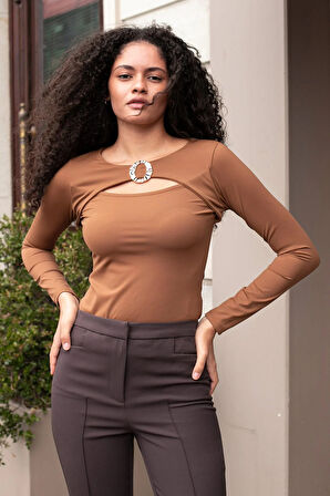 Kadın Likralı Esnek Kumaş Geniş Sıfır Yaka Önü Aksesuarlı Dekolteli Bluz-Kahve