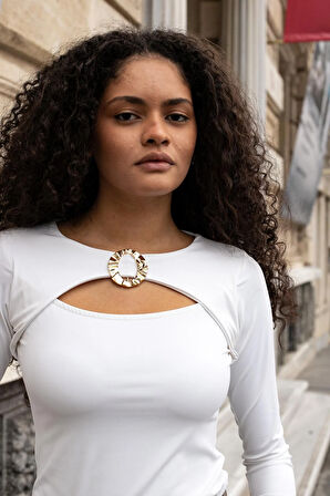 Kadın Likralı Esnek Kumaş Geniş Sıfır Yaka Önü Aksesuarlı Dekolteli Bluz-Krem