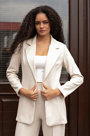 Kadın Esnek Kalın Kumaş Yakalı Cep Kapaklı Uzun Kol Çift Düğmeli Blazer Ceket-Krem