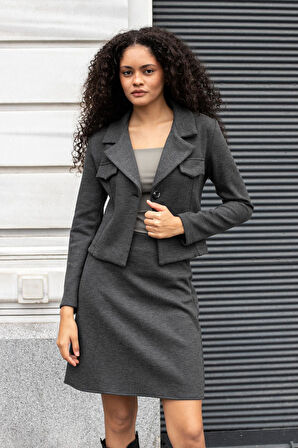 Kadın Kalın Esnek Kumaş Yakalı Cep Kapaklı Uzun Kol Kısa Blazer Ceket-Antrasit