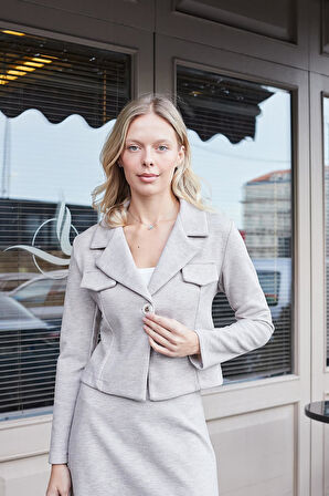 Kadın Kalın Esnek Kumaş Yakalı Cep Kapaklı Uzun Kol Kısa Blazer Ceket-Bej 