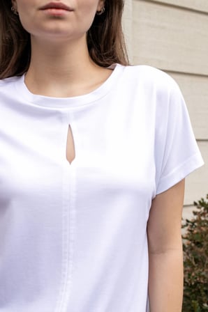 Kadın İpeksi Yumuşak Kumaş Geniş Sıfır Yaka Önü Pencereli Yanları Yırtmaçlı Tshirt Bluz-Beyaz