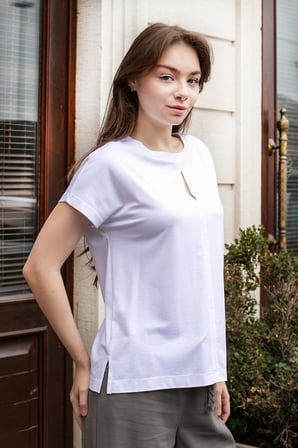 Kadın İpeksi Yumuşak Kumaş Geniş Sıfır Yaka Önü Pencereli Yanları Yırtmaçlı Tshirt Bluz-Beyaz