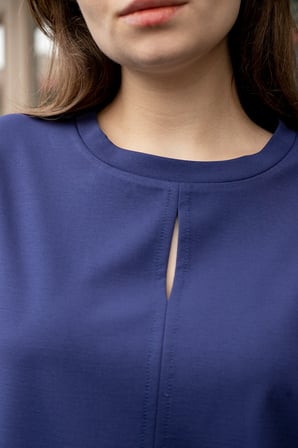 Kadın İpeksi Yumuşak Kumaş Geniş Sıfır Yaka Önü Pencereli Yanları Yırtmaçlı Tshirt Bluz-İndigo