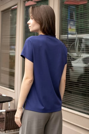 Kadın İpeksi Yumuşak Kumaş Geniş Sıfır Yaka Önü Pencereli Yanları Yırtmaçlı Tshirt Bluz-İndigo