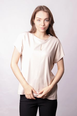 Kadın İpeksi Yumuşak Kumaş Geniş Sıfır Yaka Önü Pencereli Yanları Yırtmaçlı Tshirt Bluz-Bej 