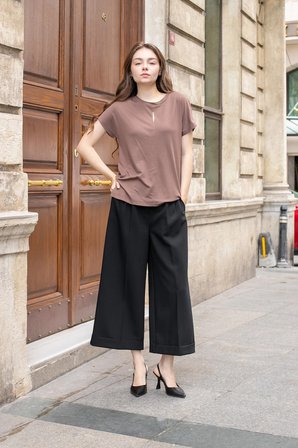 Kadın İpeksi Yumuşak Kumaş Geniş Sıfır Yaka Önü Pencereli Yanları Yırtmaçlı Tshirt Bluz-Kahve 