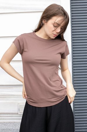 Kadın İpeksi Kumaş Geniş Sıfır Yaka Kısa Kol Tshirt Bluz-Kahve 