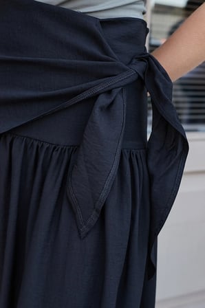 Kadın Likrasız Keten Kumaş Yüksek Bel Beli Bağcıklı Uzun Diz Altı Etek-Siyah