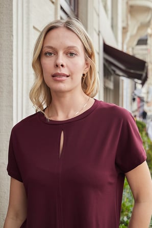 Kadın İpeksi Yumuşak Kumaş Geniş Sıfır Yaka Önü Pencereli Yanları Yırtmaçlı Tshirt Bluz-Bordo 