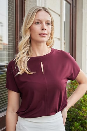 Kadın İpeksi Yumuşak Kumaş Geniş Sıfır Yaka Önü Pencereli Yanları Yırtmaçlı Tshirt Bluz-Bordo 