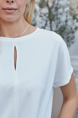 Kadın İpeksi Yumuşak Kumaş Geniş Sıfır Yaka Önü Pencereli Yanları Yırtmaçlı Tshirt Bluz-Krem 