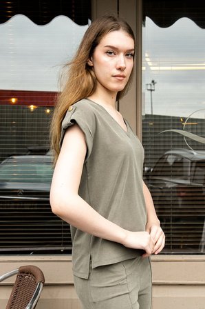 Kadın Modal İpeksi Likralı Kumaş V Yaka Duble Kollu Apoletli Yanları Yırtmaçlı T-shirt Bluz-Haki 