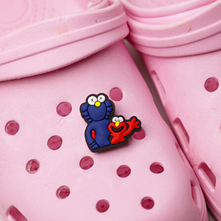 Sevimli Kırmızı ve Mavi Karakter Terlik Süsü – Crocs Uyumlu
