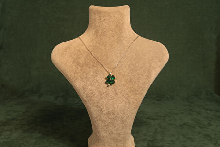 Yeşil Taşlı Yonca Altın Renk Çelik Kolye 