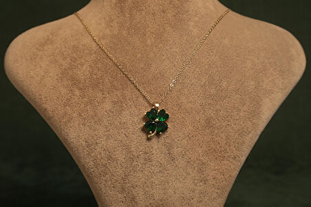 Yeşil Taşlı Yonca Altın Renk Çelik Kolye 