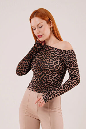 Düşük Omuz Detaylı Leopar Desen Bluz