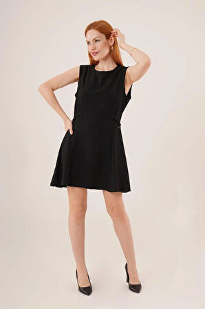 Yanları Zincir Detaylı Sıfır Kol Siyah Mini Elbise