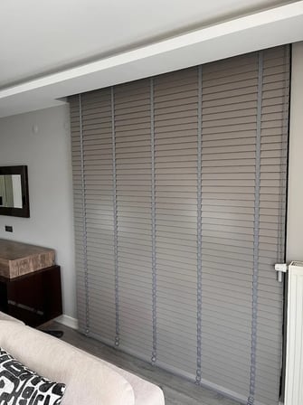 Açık Bej / Taş Rengi - 50 mm Redüktörlü Ahşap Jaluzi Perde – Ev ve Ofis İçin Doğal Ihlamur Ağacı SJ-502 