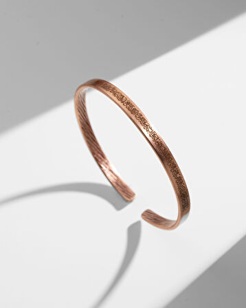 İçi Çizgi Desenli Dışı Ayetel Kürsi Yazılı İnce Bakır Bilezik