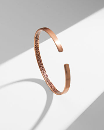 İçi Çizgi Desenli Dışı Ayetel Kürsi Yazılı İnce Bakır Bilezik