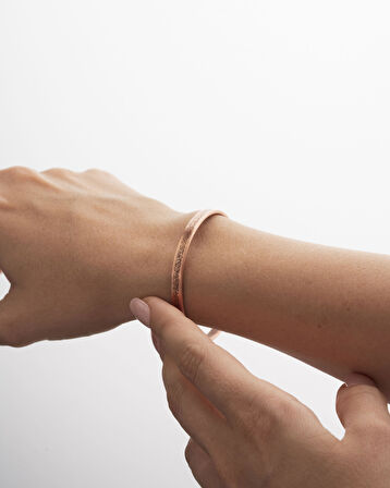 İçi File Desenli Dışı Ayetel Kürsi Yazılı İnce Bakır Bilezik